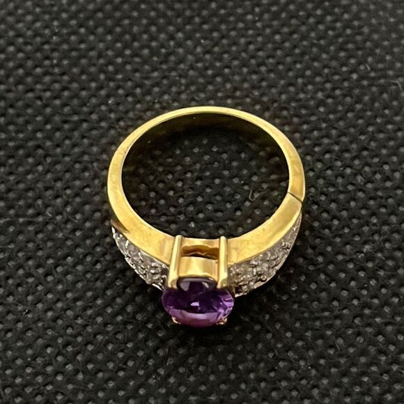 Large ring with a large purple gem - Picture 2 of 6